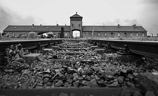 Schienen führen zum Eingangstor des Konzentrationslagers Auschwitz-Birkenau: Bis zum 27. Januar 1945 sind etwa 1,3 Millionen Menschen hierhin deportiert worden. - Imago/Revierfoto Schienen führen zum Eingangstor des Konzentrationslagers Auschwitz-Birkenau: Bis zum 27. Januar 1945 sind etwa 1,3 Millionen Menschen hierhin deportiert worden. - Imago/Revierfoto