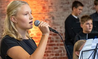 Die Big Band des Friedrichs-Gymnasiums lockt mit swingendem Jazz zahlreiche Zuhörende in den Alten Güterbahnhof. - Ralf Bittner Die Big Band des Friedrichs-Gymnasiums lockt mit swingendem Jazz zahlreiche Zuhörende in den Alten Güterbahnhof. - Ralf Bittner
