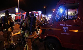 Zahlreiche Einsatzkräfte waren an der Warburger Lidl-Filiale im Einsatz. - Dieter Scholz Zahlreiche Einsatzkräfte waren an der Warburger Lidl-Filiale im Einsatz. - Dieter Scholz