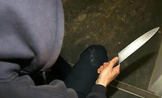 Die beiden Täter zücken in der Tankstelle Messer. - picture alliance / empics Die beiden Täter zücken in der Tankstelle Messer. - picture alliance / empics