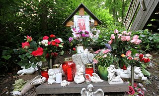 Warum? Diese Frage steht am Kreuz an der Höxteraner Brücke, die an den tödlichen Sturz von Sandra Gallinger erinnert. - David Schellenberg Warum? Diese Frage steht am Kreuz an der Höxteraner Brücke, die an den tödlichen Sturz von Sandra Gallinger erinnert. - David Schellenberg
