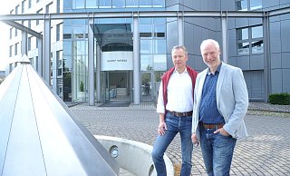 Stefan Mittendorf (links) und Dr. med. Ludger Killich eröffnen in der Zentrale der Gerry Weber International AG im Oktober ein Medizinisches Versorgungszentrum (MVZ). Dabei handelt es sich um ein Pilotprojekt, das hausärztliche Versorgung neu denkt und unter dem Motto agiert: Digital vor ambulant. - Nicole Donath Stefan Mittendorf (links) und Dr. med. Ludger Killich eröffnen in der Zentrale der Gerry Weber International AG im Oktober ein Medizinisches Versorgungszentrum (MVZ). Dabei handelt es sich um ein Pilotprojekt, das hausärztliche Versorgung neu denkt und unter dem Motto agiert: Digital vor ambulant. - Nicole Donath