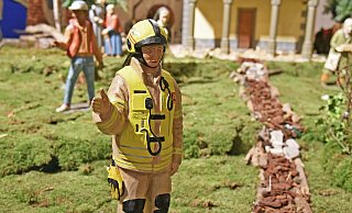 Die Figur des Feuerwehrmannes wird künftig mit an der Paderborner Domkrippe stehen. - Maria Aßhauer/Erzbistum Paderborn Die Figur des Feuerwehrmannes wird künftig mit an der Paderborner Domkrippe stehen. - Maria Aßhauer/Erzbistum Paderborn