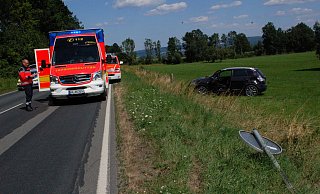 Der schwarze Nissan kam von der Straße ab und überschlug sich. Rettungskräfte und Notarzt versorgten den Verletzten. - Mathias Brüggemann Der schwarze Nissan kam von der Straße ab und überschlug sich. Rettungskräfte und Notarzt versorgten den Verletzten. - Mathias Brüggemann