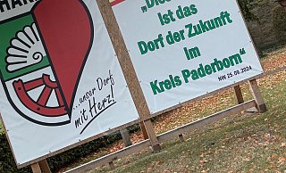 Auf der großen Tafel im Dorf, auf der die Überschrift der NW prangt, wird der Goldtitel von Scharmede gewürdigt. Nun kommt auch noch Silber auf Landesebene hinzu. - Jens Reddeker Auf der großen Tafel im Dorf, auf der die Überschrift der NW prangt, wird der Goldtitel von Scharmede gewürdigt. Nun kommt auch noch Silber auf Landesebene hinzu. - Jens Reddeker