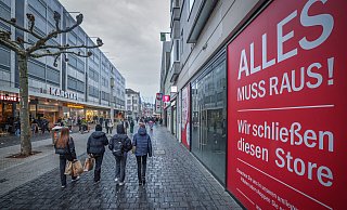 Die Bahnhofstraße in Bielefeld an einem trüben März-Tag. Einige Läden wie Zero stehen leer. - Sarah Jonek Fotografie Die Bahnhofstraße in Bielefeld an einem trüben März-Tag. Einige Läden wie Zero stehen leer. - Sarah Jonek Fotografie