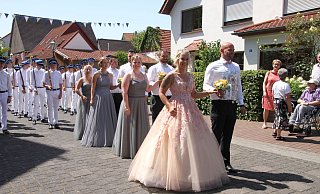 Bezaubernd: Das Königspaar Corinna Leweke und Matthias Föckel mit seinem gut gelaunten Hofstaat. - Madita Schellenberg Bezaubernd: Das Königspaar Corinna Leweke und Matthias Föckel mit seinem gut gelaunten Hofstaat. - Madita Schellenberg