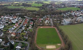 Im Stadion am Mittelbach hat der FC Löhne-Gohfeld sein Zuhause. Um sich darin wohlzufühlen, hat der verein nun einige Ideen. bei der Stadt stößt das allerdings zum Teil auf Skepsis. - Jürgen Krüger Im Stadion am Mittelbach hat der FC Löhne-Gohfeld sein Zuhause. Um sich darin wohlzufühlen, hat der verein nun einige Ideen. bei der Stadt stößt das allerdings zum Teil auf Skepsis. - Jürgen Krüger