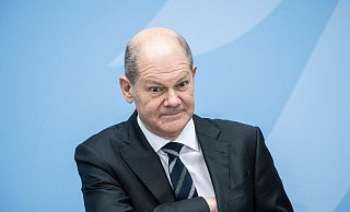 Bundeskanzler Scholz bei der Amtsübergabe von Steffen Seibert an den neuen Regierungssprecher Steffen Hebestreit. - Foto: Steffi Loos/POOL AP/dpa Bundeskanzler Scholz bei der Amtsübergabe von Steffen Seibert an den neuen Regierungssprecher Steffen Hebestreit. - Foto: Steffi Loos/POOL AP/dpa