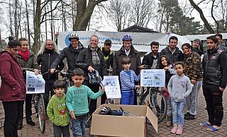Eine große Überraschung: Der Verein "Fahrräder bewegen Bielefeld" möchte ein Sportprogramm in der Flüchtlingsunterkunft Senne starten. Die Bewohner erhalten auch eine Broschüre mit den wichtigsten Verhaltensregeln im deutschen Straßenverkehr. FOTO: FELIX BOCHE - Felix Boche Eine große Überraschung: Der Verein "Fahrräder bewegen Bielefeld" möchte ein Sportprogramm in der Flüchtlingsunterkunft Senne starten. Die Bewohner erhalten auch eine Broschüre mit den wichtigsten Verhaltensregeln im deutschen Straßenverkehr. FOTO: FELIX BOCHE - Felix Boche