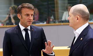 Emmanuel Macron (l), Präsident von Frankreich, spricht mit Bundeskanzler Olaf Scholz. - Geert Vanden Wijngaert/AP/dpa Emmanuel Macron (l), Präsident von Frankreich, spricht mit Bundeskanzler Olaf Scholz. - Geert Vanden Wijngaert/AP/dpa