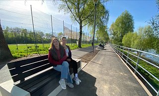 Celine und Maja genießen die Sonnenstrahlen auf der neuen Bank am Weserradweg. - Nicole Sielermann Celine und Maja genießen die Sonnenstrahlen auf der neuen Bank am Weserradweg. - Nicole Sielermann