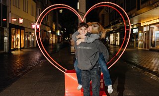 Angeline und Leon im Herz in der Bahnhofstraße. - Benjamin Janzen / Bielefeld Marketing Angeline und Leon im Herz in der Bahnhofstraße. - Benjamin Janzen / Bielefeld Marketing