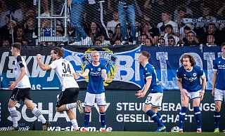 Schon wieder hat der SC Verl nach einer Eckball-Variante zugeschlagen. Während Fynn Otto die Faust ballt, sagt die Körpersprache der Arminen alles. - Sarah Jonek Schon wieder hat der SC Verl nach einer Eckball-Variante zugeschlagen. Während Fynn Otto die Faust ballt, sagt die Körpersprache der Arminen alles. - Sarah Jonek