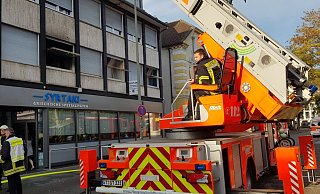 Etwa 25 Einsatzkräfte waren an der Schulstraße in Gütersloh im Einsatz. Sie löschten einen Zimmerbrand. - Andreas Eickhoff Etwa 25 Einsatzkräfte waren an der Schulstraße in Gütersloh im Einsatz. Sie löschten einen Zimmerbrand. - Andreas Eickhoff