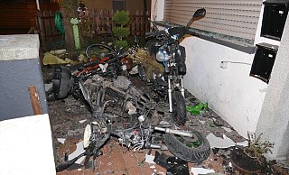 Vollkommen zerstört: Ein Roller wurde durch die Explosion vor dem Haus vollständig zerstört. - Ralph Meyer Vollkommen zerstört: Ein Roller wurde durch die Explosion vor dem Haus vollständig zerstört. - Ralph Meyer