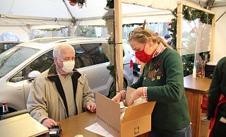 Stammgast Werner Schulte-Derne (71) ist aus Lünen angereist, um bei Iris Haver Rassfeld einen gefüllten Putenbraten abzuholen. - Christian Bröder Stammgast Werner Schulte-Derne (71) ist aus Lünen angereist, um bei Iris Haver Rassfeld einen gefüllten Putenbraten abzuholen. - Christian Bröder