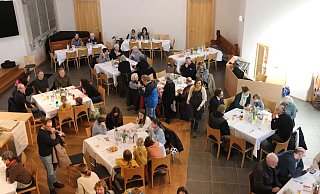 Der Vespergottesdienst der Herforder Petri-Kirche lockte insgesamt mehr als eintausend Menschen zu Tisch. Viele neue Kontakte wurden geknüpft. - Claus Frickemeier Der Vespergottesdienst der Herforder Petri-Kirche lockte insgesamt mehr als eintausend Menschen zu Tisch. Viele neue Kontakte wurden geknüpft. - Claus Frickemeier