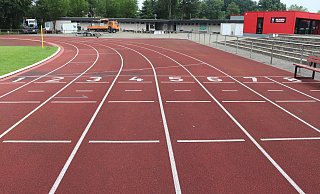 Die Laufbahn im Sportzentrum Burg soll einen neuen, hochwertigen Kunststoffebelag, eine Kastenrinne zur Entwässerung und eine neue Beleuchtung bekommen. - Marion Pokorra-Brockschmidt Die Laufbahn im Sportzentrum Burg soll einen neuen, hochwertigen Kunststoffebelag, eine Kastenrinne zur Entwässerung und eine neue Beleuchtung bekommen. - Marion Pokorra-Brockschmidt