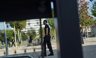 Die Polizei im Einsatz auf dem Kesselbrink. - Christian Geisler (Archivfoto/Symbolfoto) Die Polizei im Einsatz auf dem Kesselbrink. - Christian Geisler (Archivfoto/Symbolfoto)