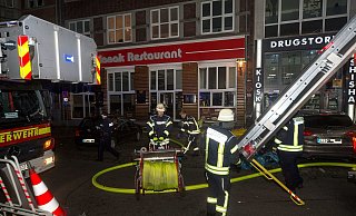 Aufgrund des Feuerwehreinsatzes musste die komplette Herbert-Hinnendahl-Straße gesperrt werden. - Christian Mathiesen Aufgrund des Feuerwehreinsatzes musste die komplette Herbert-Hinnendahl-Straße gesperrt werden. - Christian Mathiesen
