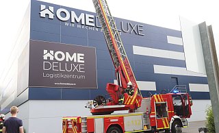 Auf dem Gelände des Logistikzentrums von Home Deluxe am Alten Postweg hat die Löhner Feuerwehr eine Alarmübung durchgeführt. - Judith Gladow Auf dem Gelände des Logistikzentrums von Home Deluxe am Alten Postweg hat die Löhner Feuerwehr eine Alarmübung durchgeführt. - Judith Gladow