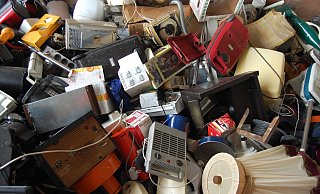 Der 27-Jährige kletterte durch die Einwurfklappe des Containers. - Pixabay (Symbolbild) Der 27-Jährige kletterte durch die Einwurfklappe des Containers. - Pixabay (Symbolbild)