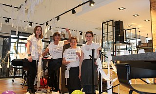 Die Bäckereifachverkäuferinnen Isabelle Liehm, Lisa Urner, Birgit Kreft und Anna Klassen haben noch einen weiteren Verwendungszweck für die Kassenbon gefunden: Sie eignen sich auch prima als Deko für den Karnevalsmontag. - Anastasia von Fugler Die Bäckereifachverkäuferinnen Isabelle Liehm, Lisa Urner, Birgit Kreft und Anna Klassen haben noch einen weiteren Verwendungszweck für die Kassenbon gefunden: Sie eignen sich auch prima als Deko für den Karnevalsmontag. - Anastasia von Fugler