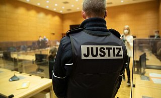 Die vier jungen Angeklagten müssen sich nun wegen illegalen Menschenhandels, Zwangsprostitution, Verschleppung und gefährlicher Körperverletzung vor dem Landgericht verantworten. - Symbolfoto: picture alliance / dpa Die vier jungen Angeklagten müssen sich nun wegen illegalen Menschenhandels, Zwangsprostitution, Verschleppung und gefährlicher Körperverletzung vor dem Landgericht verantworten. - Symbolfoto: picture alliance / dpa