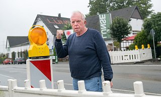 Hans Lünse ballt die Fäuste und fragt sich, warum die Straße nicht im Wechselverkehr befahren werden kann. - Ralf Bittner Hans Lünse ballt die Fäuste und fragt sich, warum die Straße nicht im Wechselverkehr befahren werden kann. - Ralf Bittner