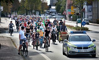 2.000 Menschen radeln über die Bundesstraße ?und fordern die Politik zum sofortigen Umdenken auf. - Andreas Frücht 2.000 Menschen radeln über die Bundesstraße ?und fordern die Politik zum sofortigen Umdenken auf. - Andreas Frücht