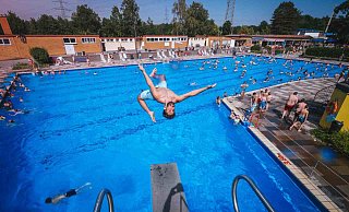 In den vergangenen Monaten aber schlug in manchen Kommunen die Diskussion über fehlende Schwimmmeister in den Freibädern hohe Wellen. - Besim Mazhiqi In den vergangenen Monaten aber schlug in manchen Kommunen die Diskussion über fehlende Schwimmmeister in den Freibädern hohe Wellen. - Besim Mazhiqi