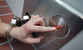 Werden renitente Insassen in der Zelle mit Handschellen gefesselt, steht ihnen ein Notfallknopf zur Verfügung. Nun war die Funktion dieses Knopfs fünf Tage lang gestört. - Oliver Krato Werden renitente Insassen in der Zelle mit Handschellen gefesselt, steht ihnen ein Notfallknopf zur Verfügung. Nun war die Funktion dieses Knopfs fünf Tage lang gestört. - Oliver Krato