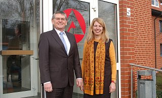 Frauke Schwietert (Vorsitzende der Geschäftsführung der Agentur für Arbeit Herford) und Hanspeter Stegh (operativer Geschäftsführer der Agentur für Arbeit Herford) stellten heute die Jahresbilanz am Arbeitsmarkt vor und gaben einen Ausblick auf 2020. - Ingrun Waschneck Frauke Schwietert (Vorsitzende der Geschäftsführung der Agentur für Arbeit Herford) und Hanspeter Stegh (operativer Geschäftsführer der Agentur für Arbeit Herford) stellten heute die Jahresbilanz am Arbeitsmarkt vor und gaben einen Ausblick auf 2020. - Ingrun Waschneck