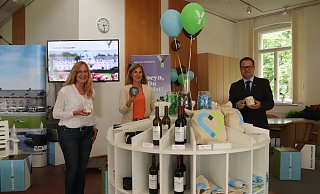 Kristina Quest (v.l.), Beate Krämer und Lars Bökenkröger präsentieren neue Fan-Artikel. Sie sind ab sofort und ausschließlich in der Tourist-Info im Kurpark erhältlich. - Heidi Froreich Kristina Quest (v.l.), Beate Krämer und Lars Bökenkröger präsentieren neue Fan-Artikel. Sie sind ab sofort und ausschließlich in der Tourist-Info im Kurpark erhältlich. - Heidi Froreich