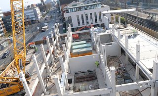 Eine Deckenplatte für den neuen Paderborner Hauptbahnhof wird per Kran transportiert. Rechts sind die Gleise zu sehen. - Holger Kosbab Eine Deckenplatte für den neuen Paderborner Hauptbahnhof wird per Kran transportiert. Rechts sind die Gleise zu sehen. - Holger Kosbab