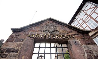 Amtsgericht: In zwei Fällen von Tätlichkeit gegen Amtsträger wurden Geldstrafen verhängt. - David Schellenberg Amtsgericht: In zwei Fällen von Tätlichkeit gegen Amtsträger wurden Geldstrafen verhängt. - David Schellenberg