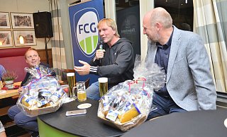 Talkshow: WDR-Moderator Sven Pistor (r.) entlockte Kultkicker Ansgar Brinkmann zahlreiche Anekdoten – auch aus seiner Zeit beim FC Gütersloh. Am Ende sagte Brinkmann: „Schön, dass hier alles wieder im ruhigen Fahrwasser ist." - Uwe Caspar Talkshow: WDR-Moderator Sven Pistor (r.) entlockte Kultkicker Ansgar Brinkmann zahlreiche Anekdoten – auch aus seiner Zeit beim FC Gütersloh. Am Ende sagte Brinkmann: „Schön, dass hier alles wieder im ruhigen Fahrwasser ist." - Uwe Caspar