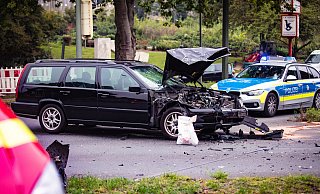 Das unfallbeteiligte Fahrzeug ist schwer beschädigt. Die Polizei hat die Unfallstelle auf der Artur-Ladebeck-Straße abgesperrt. - Mike-Dennis-Müller Das unfallbeteiligte Fahrzeug ist schwer beschädigt. Die Polizei hat die Unfallstelle auf der Artur-Ladebeck-Straße abgesperrt. - Mike-Dennis-Müller