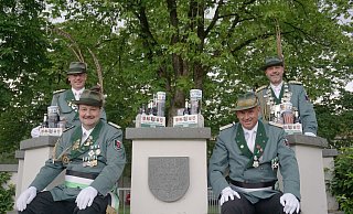 Die Schützenhandtasche präsentieren Oberst Josef Thöne, König und Hauptmann Frank Täubert (Klumpsack-Kompanie) sowie die Hauptleute (vorn) Christoph Klare (West-Kompanie) und Heiner Thöne (Arminius-Kompanie). - Schützen Bad Lippspringe Die Schützenhandtasche präsentieren Oberst Josef Thöne, König und Hauptmann Frank Täubert (Klumpsack-Kompanie) sowie die Hauptleute (vorn) Christoph Klare (West-Kompanie) und Heiner Thöne (Arminius-Kompanie). - Schützen Bad Lippspringe