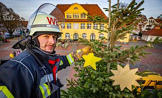 Feuerwehrmann Roman Manske schmückt die Nordmanntanne. - Mike-Dennis Müller Feuerwehrmann Roman Manske schmückt die Nordmanntanne. - Mike-Dennis Müller