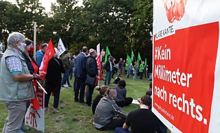 Bei der Gegendemo des Bündnisses gegen Rechts versammeln sich am Minigolfplatz auf der Lieth gut 160 Menschen. - Holger Kosbab Bei der Gegendemo des Bündnisses gegen Rechts versammeln sich am Minigolfplatz auf der Lieth gut 160 Menschen. - Holger Kosbab