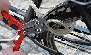 Mit einem Bolzenschneider hat ein Fahrraddieb ein Spiralschloss durchtrennt. - Symbolfoto: picture alliance / dpa Mit einem Bolzenschneider hat ein Fahrraddieb ein Spiralschloss durchtrennt. - Symbolfoto: picture alliance / dpa
