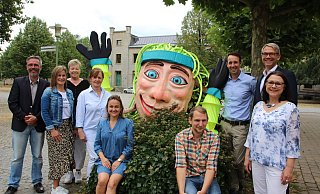 Wackelpeter ist jetzt erwachsen: Mit Unterstützung zahlreicher Sponsoren stellt das Kulturamt (Brigitte Brand und Matthias Koch, vorne, v.r) und Radio Bielefeld (Timo Fratz , 3.v.r.) Deutschlands größtes kostenloses Kinderkulturfest im Ravensberger Park auf die Beine - zum 18. Mal. - Ivonne Michel Wackelpeter ist jetzt erwachsen: Mit Unterstützung zahlreicher Sponsoren stellt das Kulturamt (Brigitte Brand und Matthias Koch, vorne, v.r) und Radio Bielefeld (Timo Fratz , 3.v.r.) Deutschlands größtes kostenloses Kinderkulturfest im Ravensberger Park auf die Beine - zum 18. Mal. - Ivonne Michel
