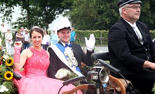 Strahlendes Königspaar: Das Königspaar Christian Beinhauer und Anna-Lena Tölle aus Wethen regiert in diesem Jahr das Germeter Schützenvolk. - Burkhard Battran Strahlendes Königspaar: Das Königspaar Christian Beinhauer und Anna-Lena Tölle aus Wethen regiert in diesem Jahr das Germeter Schützenvolk. - Burkhard Battran