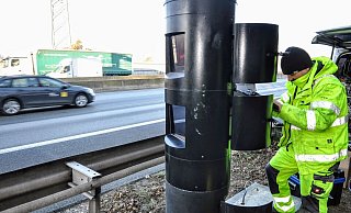 Boris Hulsch von der Firma Jenoptik installiert den provisorischen Laser-Blitzer der Marke Traffistar 350 auf der A2 am Bielefelder Berg. - Jens Reichenbach Boris Hulsch von der Firma Jenoptik installiert den provisorischen Laser-Blitzer der Marke Traffistar 350 auf der A2 am Bielefelder Berg. - Jens Reichenbach