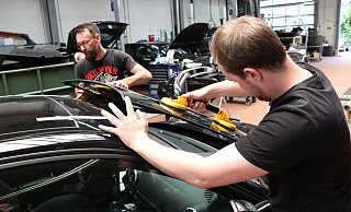 Dirk Mono (l.) und Jonas Rademacher setzen bei einem Audi eine neue Frontscheibe ein, die alte war durch den Tornado zerstört worden. - Holger Kosbab Dirk Mono (l.) und Jonas Rademacher setzen bei einem Audi eine neue Frontscheibe ein, die alte war durch den Tornado zerstört worden. - Holger Kosbab