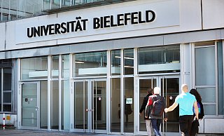 Die Uni Bielefeld behauptet sich wieder einmal im internationalen Vergleich. - Sarah Jonek Die Uni Bielefeld behauptet sich wieder einmal im internationalen Vergleich. - Sarah Jonek