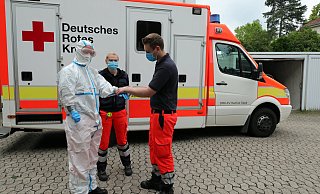 Leon Gamrath und Annika Nietschke helfen Philipp Berg in die Einweg-Sicherheitskleidung. Die Arbeit darin ist anstrengend. - Frank-Michael Kiel-Steinkamp Leon Gamrath und Annika Nietschke helfen Philipp Berg in die Einweg-Sicherheitskleidung. Die Arbeit darin ist anstrengend. - Frank-Michael Kiel-Steinkamp