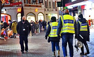 Erst nach 20 Uhr wird es in der Innenstadt deutlich leerer. Die Ordnungsamtsmitarbeiter müssen das Megafon nicht mehr zum Einsatz bringen. - Barbara Franke Erst nach 20 Uhr wird es in der Innenstadt deutlich leerer. Die Ordnungsamtsmitarbeiter müssen das Megafon nicht mehr zum Einsatz bringen. - Barbara Franke